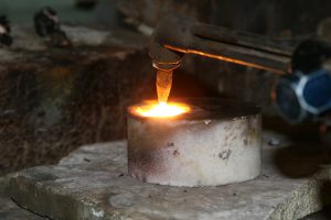  Fotografía de enfoque selectivo de la antorcha de soldadura en una barra redonda de hormigón