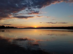 Foto de la puesta de sol sobre el lago